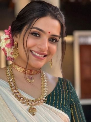 ديفيا بيلاي