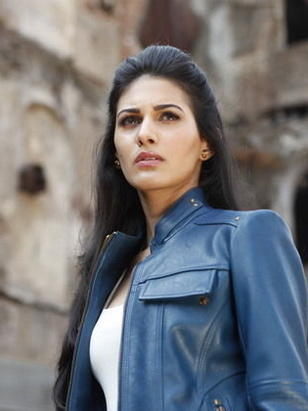 أميرا داستور