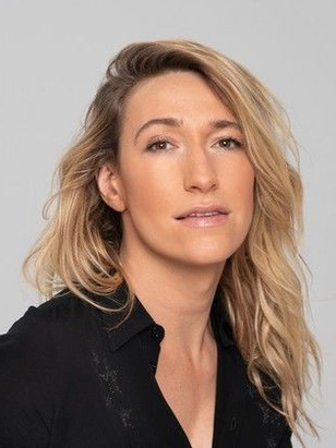 أبريل زامورا