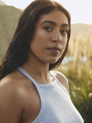 أمينة نيفيس